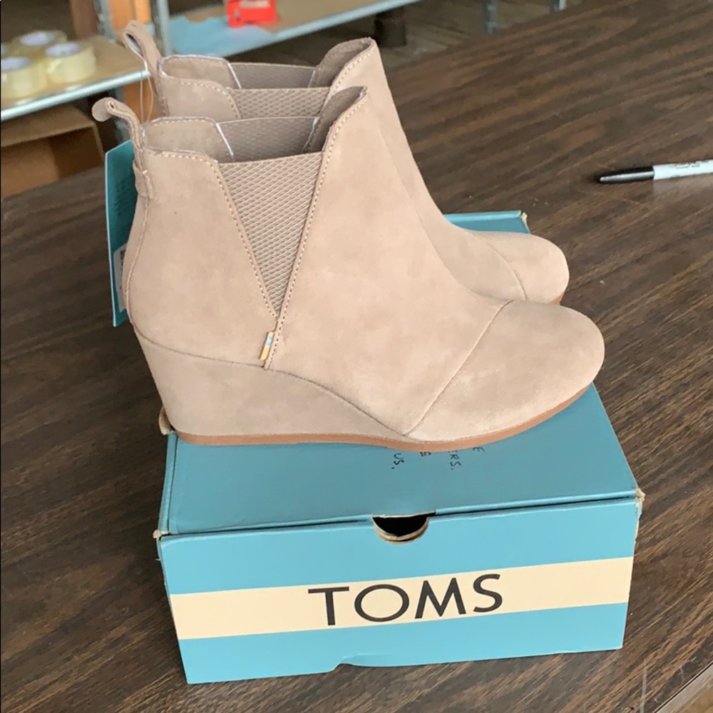 NIB Toms Suede Wedge Bootie Kelsey Taupe Gray
